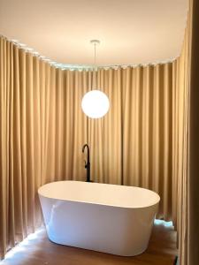 Ένα μπάνιο στο PimSook Homestay Riverside w bathtub ที่พักแม่แตง