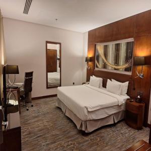 Ένα ή περισσότερα κρεβάτια σε δωμάτιο στο Dancenter Hotel Al Hamra Riyadh