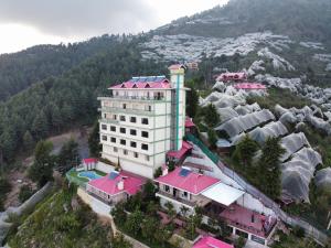 En generel udsigt til bjerge eller udsigt til bjerge taget fra resortet