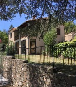 una casa con una recinzione davanti di Appartement au cœur des Cévennes ad Avèze
