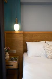 1 dormitorio con 1 cama y mesita de noche junto a la cama Sidx sidx sidx sidx en Pastel İstanbul, en Estambul 41 fotos más