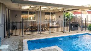 una casa con piscina e recinzione di Prime Location Private Home Large Pool Pets welcome a Glen Iris