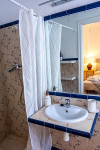 ein Badezimmer mit Waschbecken und Spiegel in der Unterkunft Alojamiento "Casa Paloma" in Villanueva del Fresno