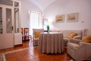 ein Wohnzimmer mit einem Tisch und 2 Sofas in der Unterkunft Alojamiento "Casa Paloma" in Villanueva del Fresno + 36 Fotos