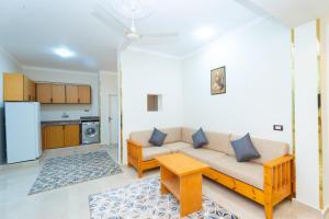 a living room with a couch and a table at Eldeak hotel apartements in Luxor