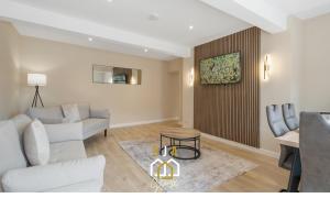 Χώρος καθιστικού στο Fraserburgh Residence - SJA Stays - Modern 3 Bed Apartment