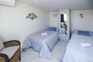 a room with two beds and a mirror at TECAVI II Atic Planetcostadorada in La Pineda +29 photos