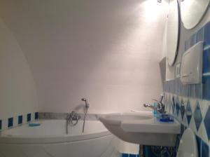 カリアリにあるAntica Dimoraのバスルーム(洗面台、トイレ、バスタブ付)