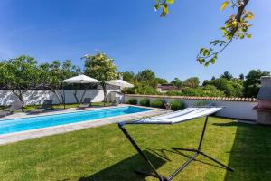une piscine dans l'arrière-cour d'une maison dans l'établissement Stone House Furlani, à Svetvinčenat