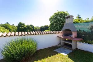 un four extérieur assis sur le côté d'un mur dans l'établissement Stone House Furlani, à Svetvinčenat 32 autres photos