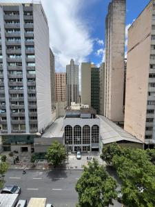 vista su un edificio in una città con edifici alti di LK Centro 1 a Belo Horizonte
