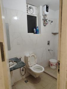 a bathroom with a toilet and a sink at Hotel Royal King in Lucknow