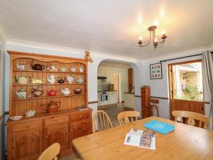 Kuchyň nebo kuchyňský kout v ubytování Larkspur Cottage