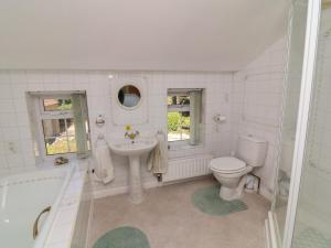 Koupelna v ubytování Larkspur Cottage + 39 fotografií