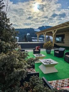 Un patio con césped verde y una mesa y sillas. en Mountain Krystal, en Bukovel