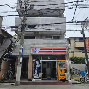 東京にあるホテルレスポワール305の通りにある建物の店先
