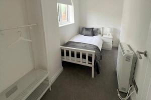 une petite chambre avec un lit et une fenêtre dans l'établissement Seaside Retreat - Sleeps 5 garden & parking, à Cromer