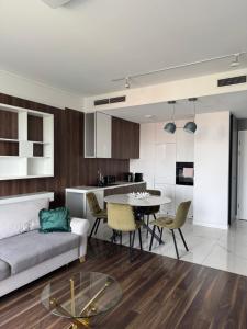 una sala de estar con un sofá y una mesa en About Art Apartments - Ovo, en Wroclaw