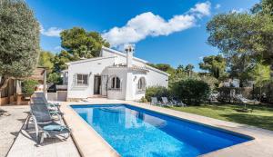 une villa avec piscine devant une maison dans l'établissement Casa Isabela, à Jávea