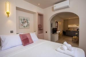 Un dormitorio con una cama blanca con toallas. en Elysian Suite, en Rodas