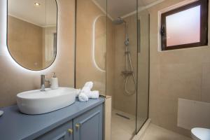 un baño con lavabo y ducha en Elysian Suite, en Rodas 19 fotos más