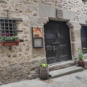 una porta di un edificio con un cartello sopra di Posada San Martín del Castañar a San Martín del Castañar