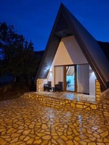 een huis met een stenen terras in de nacht bij Monte Village in Nikšić