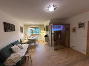 een woonkamer met een bank en een tafel bij Mauthnerhube Ferienwohnung mit Sauna, Whirlpool, Hüttenfeeling in Sankt Oswald ob Eibiswald