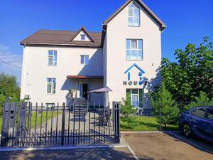 ドニプロにあるApartments Bis Houseの門前の家