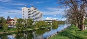 un edificio junto a un río con un edificio en Continental Forum Oradea, en Oradea