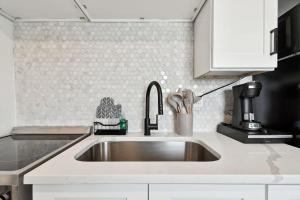 Kuchyň nebo kuchyňský kout v ubytování One Block from Gulf Shores Treasure Island John's Pass Boardwalk