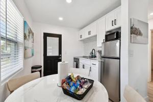 Kuchyň nebo kuchyňský kout v ubytování One Block from Gulf Shores Treasure Island John's Pass Boardwalk