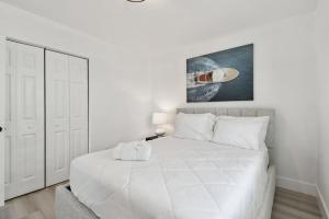 Postel nebo postele na pokoji v ubytování One Block from Gulf Shores Treasure Island John's Pass Boardwalk + 8 fotografií