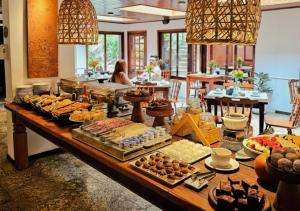 a buffet line with many different types of food at Kastel Pedra Bonita in Petrópolis