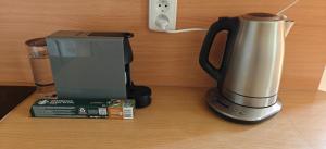a blender sitting on top of a wooden table at Apartmán v Královském Údolí s předzahrádkou in Králŭv Dvŭr
