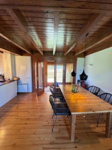 a dining room with a wooden table and chairs at Casa Muntanya EL Vilar Fontanals de Cerdanya in Urtx +20 photos