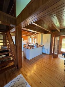 a large kitchen with wooden floors and wooden ceilings at Casa Muntanya EL Vilar Fontanals de Cerdanya in Urtx