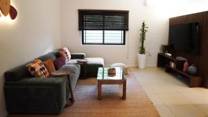 O zonă de relaxare la Black River 4-Bedroom Villa, Pool & Mountain View