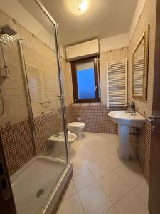 a bathroom with a shower and a toilet and a sink at Collina sul Mare Home Cinema 100 Pollici in Ortona +22 photos