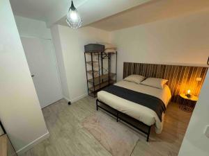 Un dormitorio con una cama grande en una habitación. en Maison Lyloni Méral, en Méral