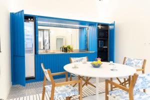 アマルフィにあるDesigner three-room apartment 100 meters from the cathedral Amalfi 44の青い壁のキッチン(テーブル、椅子付)