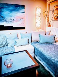 塞萨洛尼基Mitropolews 55 apartment的客厅里有一张沙发和一张桌子。