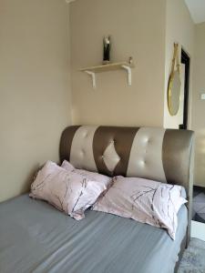 Ένα ή περισσότερα κρεβάτια σε δωμάτιο στο Azzahwa Roomstay +11 φωτογραφίες