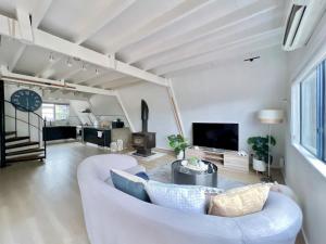 TV a/nebo společenská místnost v ubytování Coastal A-Frame Hideaway