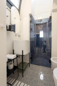 アマルフィにあるDesigner three-room apartment 100 meters from the cathedral Amalfi 44の洗面台とシャワー付きのバスルーム