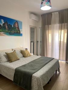 a bedroom with a bed and a large window at Camera comfort matrimoniale con bagno e zona cottura in Chiavari
