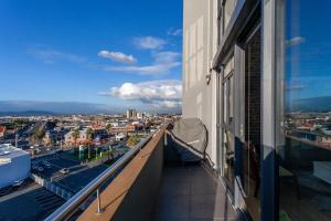 un balcone di un edificio con vista sulla città di Stylish Cape Town Penthouse a Città del Capo
