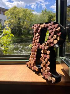 爱尔福特Rabenmühle的窗户旁边用巧克力做成的字母