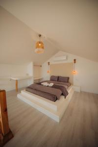 a bedroom with a large bed in a room at Boho Sapanca Bungalov Villa in Sapanca