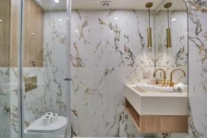 Ένα μπάνιο στο Appart'Hôtel Lou Suites